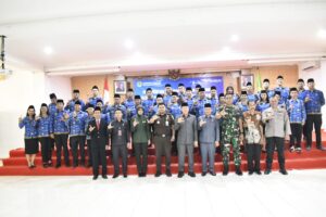 Wakil Bupati Yulianus Weng saat foto bersama para pejabat pengawas yang dilantik. (Foto : Gonsalez)