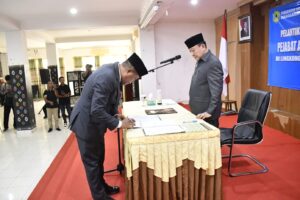 Salah satu pejabat yang dilantik saat menandatangani naskah pelantikan. Foto : Gonsales)