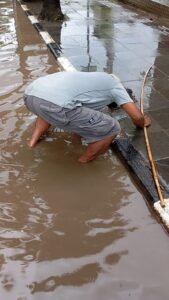 Staf BPBD sedang melakukan upaya pembebasan genangan air. (Foto : Dok. BPBD)
