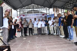 Wabup Yulianus (tengah) bersama perwakilan dari Asosiasi Pariwisata Manggarai Barat. (Foto : Gery)