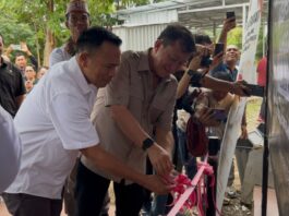 Wkil Bupati Yulianus (kiri) saat menggunting pita pengresmian gedung. (Foto : Gery)