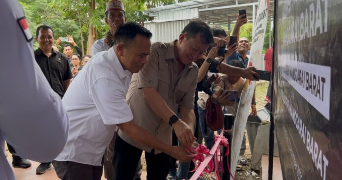 Wkil Bupati Yulianus (kiri) saat menggunting pita pengresmian gedung. (Foto : Gery)