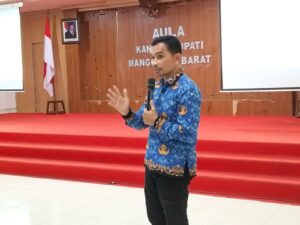 Kepala Bapeda Manggarai Barat,Peter A. Rasyid saat menyampaikan materi. (Foto : Gonsalez)