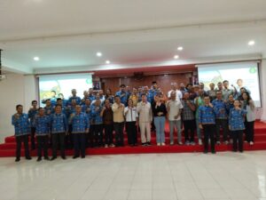 Wakil Bupati dr. Yulianus (tengah) saat foto bersama dengan sejumlah mitra dan perwakilan perangkat daerah. (Foto : Gonsalez)
