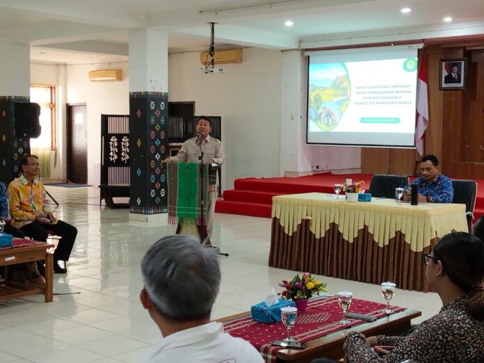 Wakil Bupati dr. Yulianus Weng saat menyampaikan sambutan. (Foto : Gonsalez)