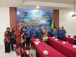 Staf Ahli Bupati, Agus Gias (tengah) bersama tim dari IPDN dan sejumlah kepala OPD. (Foto : Gery)