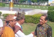 Inovasi BASAH KAKAK Peringkat I Kompetisi KOIN YANLIK BERDASI 2025 Sekda Mabar, Fransiskus S. Sodo saat menerima Piagam Penghargaan. (Foto : Ist.)