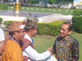 Inovasi BASAH KAKAK Peringkat I Kompetisi KOIN YANLIK BERDASI 2025 Sekda Mabar, Fransiskus S. Sodo saat menerima Piagam Penghargaan. (Foto : Ist.)