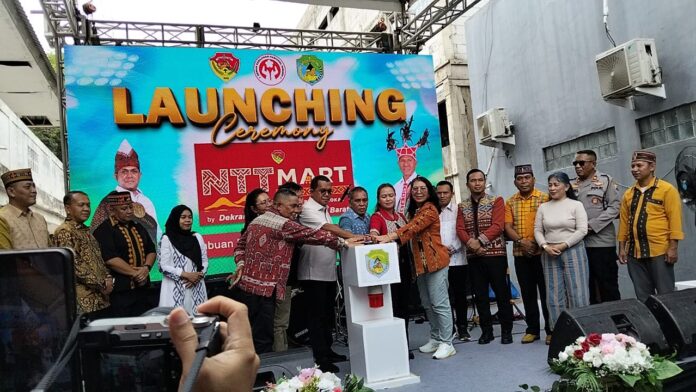 Gubernr NTT dan Bupati Manggarai Barat bersama sejumlah pejabat saat launching NTT Mart di Labuan Bajo. (Foto : Gonsalez)