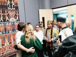 Bupati Edi (kiri) saat mendampingi Kapolda NTT memberi kekuatan kepada keluarga korban. (Foto : Gonsalez)