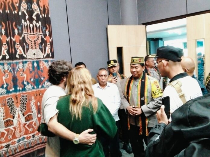 Bupati Edi (kiri) saat mendampingi Kapolda NTT memberi kekuatan kepada keluarga korban. (Foto : Gonsalez)