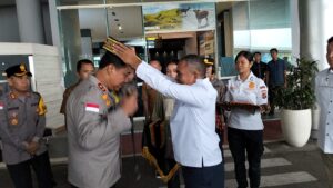 Bupati Edi (kanan) saat menerima Kapolda NTT di Bandara Udara Komodo Labuan Bajo. (Foto : Gonsalez)