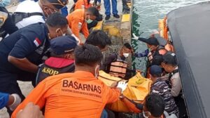 Tim Basarnas saat berupaya mengevakuasi salah satu korban yang ditemukan. (Foto : Ist.)