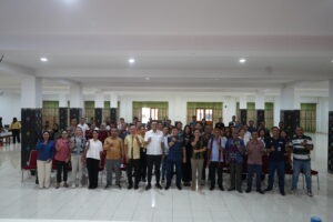 Para pelaku industri saat foto bersama Wakil Bupati Manggarai Barat dan Kadis Nakertrans. (Foto : Gonsalez)