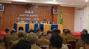 Bupati Edi (tengah) saat memberikan arahan awal tahun. (Foto : Gery Baha)
