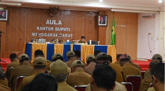 Bupati Edi (tengah) saat memberikan arahan awal tahun. (Foto : Gery Baha)