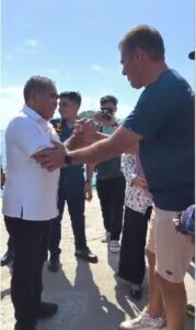 Bupati Manggarai Barat, Edistasius Endi saat menyalami salah satu kerabat korban tenggelam. (Foto : Dok. Prokopim)