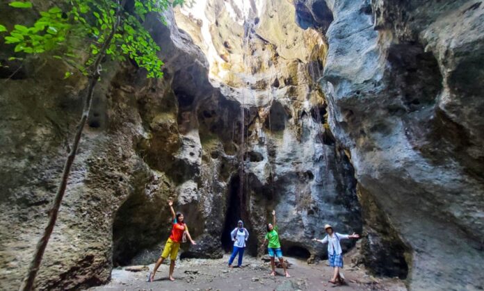 Sejumlah wisatawan dalam Gua Batu Cermin. (Foto : Gonsalez)