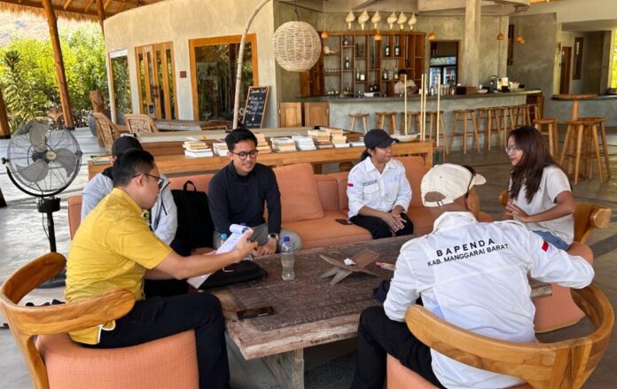 Tim Bapenda saat melakukan pendekatan terhadap salah satu wajib pajak. (Foto : Dok. Kominfo Newsroom)