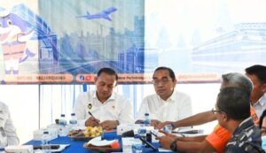 Sekretaris Daerah Kabupaten Manggarai Barat, Frasiskus Sales Sodo (kanan) bersama tim dari Kemenko Polkam. (Foto : Gery)