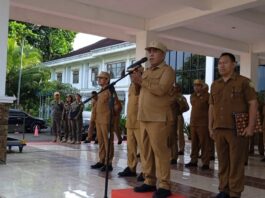 Bupati Edi saat memimpin Apel Kekuatan awal tahun 2026. (Foto : Gery Baha)