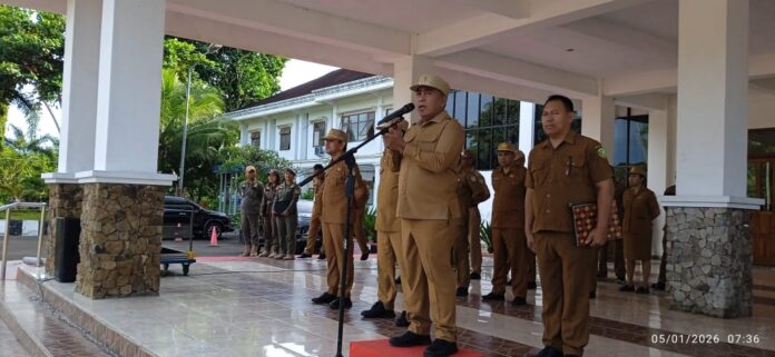 Bupati Edi saat memimpin Apel Kekuatan awal tahun 2026. (Foto : Gery Baha)