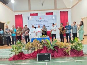 Bupati Edi bersama Uskup Labuan Bajo dan sejumlah pejabat gereja