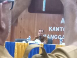Sekda Mabar, Drs. Fransiskus Sales Sodo saat memimpin rapat. (Foto: Ferdy Jemaun)