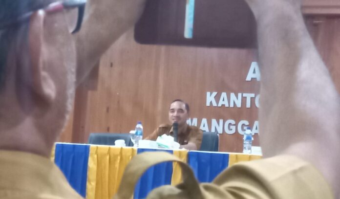 Sekda Mabar, Drs. Fransiskus Sales Sodo saat memimpin rapat. (Foto: Ferdy Jemaun)