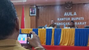 Sekda Mabar, Drs. Fransiskus S. Sodo saat memimpin rapat. (Foto : Ferdy Jemaun)