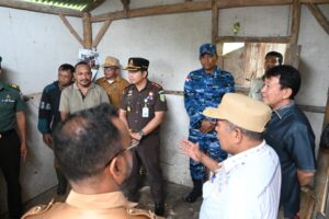 Bupati Edi saat berbincang dengan para korban.