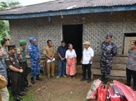 Bupati Edi bersama unsur Forkopimda saat berbincang dengan salah satu korban bencana