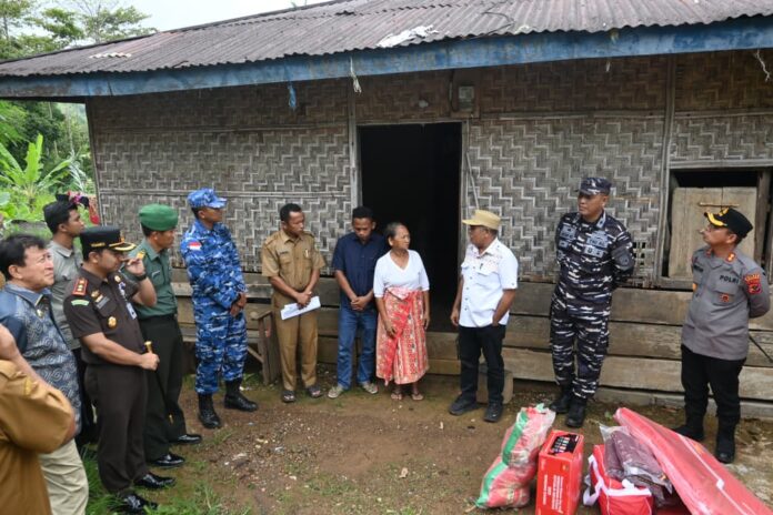 Bupati Edi bersama unsur Forkopimda saat berbincang dengan salah satu korban bencana