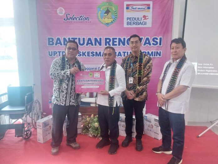 Bupati Edi saat menerima simbolis bantuan renovasi dari Indomaret. (Foto : Ferdy Jemaun)