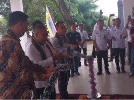 Bupati Edi (kedua dari kiri) bersama Brand Manajer Indomart, Andika saat pemotongan pita pemberian bantuan renovasi puskesmas Batu Cermin. (Foto : Ferdy Jemaun)
