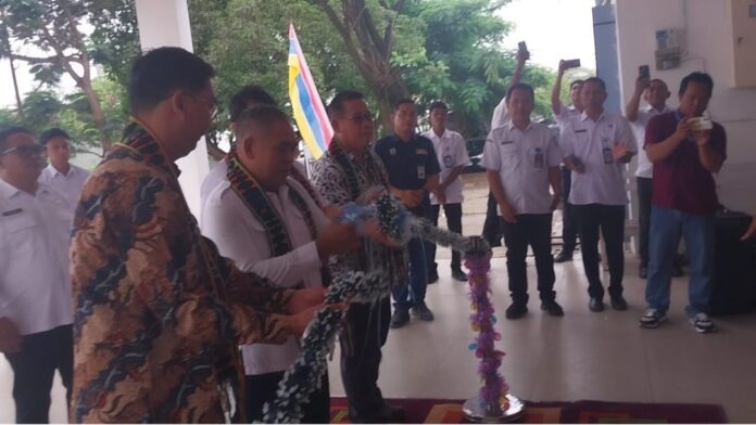 Bupati Edi (kedua dari kiri) bersama Brand Manajer Indomart, Andika saat pemotongan pita pemberian bantuan renovasi puskesmas Batu Cermin. (Foto : Ferdy Jemaun)