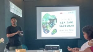 Fathan, dari Seni Tani Kota Bandung saat berbagi pengalaman. (Foto : Ferdy Jemaun)