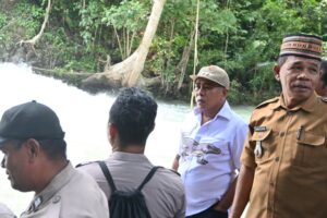 Bupati Edi saat berada di lokasi kejadian, Tiwu Pai. (Foto : Afri/Prokopim)