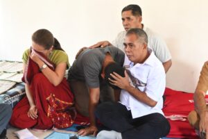 Bupati Edi memeluk ayah korban. (Foto : Afri/Prokopim)