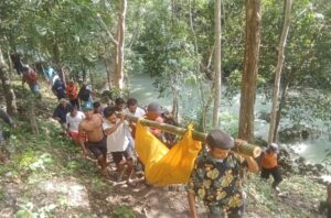 Jasad korban saat dibopong warga dari lokasi penemuan. (Foto : Ist.)