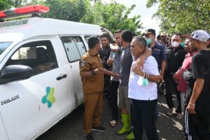 Bupati Edi (kanan) terus membopong ayah korban. (Foto : Afri/Prokopim)