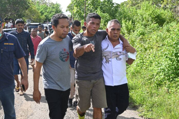 Bupati Edi (kanan) saat membopong ayah korban. (Foto : Afri/Prokopim)