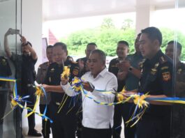 Bupati Manggarai Barat, Edistasius Endi (tengah) saat menggunting pita. (Foto : Gonsalez)