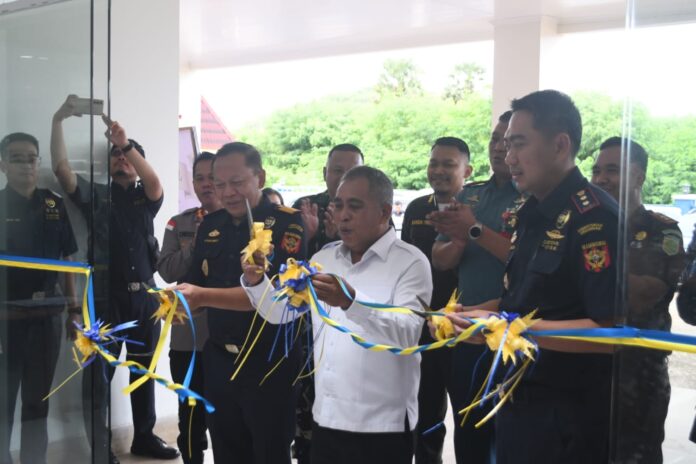 Bupati Manggarai Barat, Edistasius Endi (tengah) saat menggunting pita. (Foto : Gonsalez)