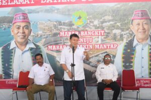 Wakil Bupati Yulianus saat memberikan bantuan