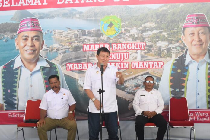 Wakil Bupati Yulianus saat memberikan bantuan. (Foto : Gonsalez)