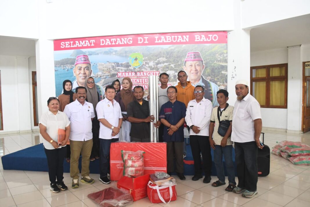 Wakil Bupati Yulianus Weng saat menyerahkan bantuan kepada Desa Pasir Putih dan Desa Papagarang. (Foto Gonzales)
