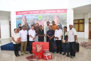 Wakil Bupati Yulianus Weng saat menyerahkan bantuan kepada Desa Pasir Putih dan Desa Papagarang. (Foto Gonzales)