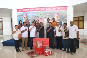Wabup <Mabar, dr. Yulianus Weng saat menyerahkan bantuan. (Foto : Gonsalez)
