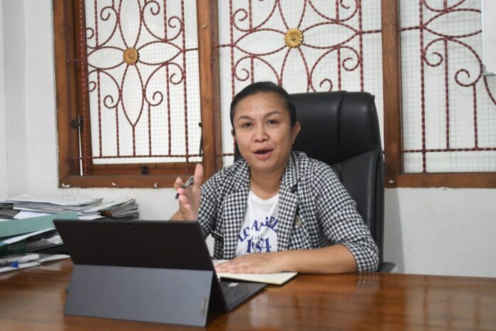 Kepala Bapenda Mabar, Maria Yuliana Rotok, saat memberi penjelasan kepada InfoMabar di ruang kerjanya.